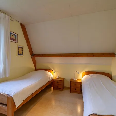 Spacious On A Quiet Park Ferienhaus *