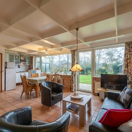 Spacious On A Quiet Park Ferienhaus